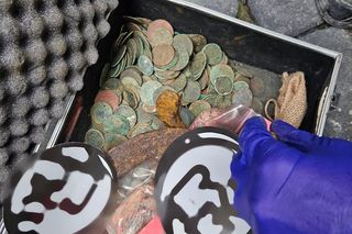 Wygrzebali z ziemi cenne monety. Grozi im więzienie