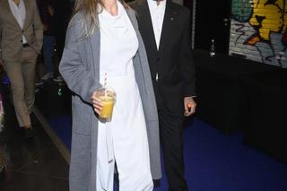 Wiśniewscy debiutują na salonach po ogłoszeniu drugiej ciąży. Żona Pazury na różowo