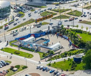 Tzw. patelnia przed stacją metra Centrum w 2025 r.
