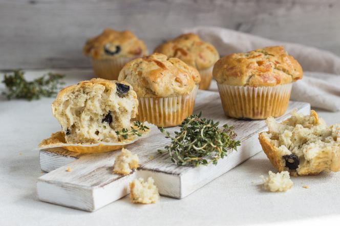 Muffiny z oliwkami, rozmarynem i parmezanem