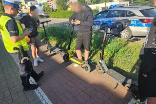 Mandaty i pouczenia na Mazowszu. Policjanci przeprowadzili akcje edukacyjna dla użytkowników elektrycznych hulajnóg i rowerów