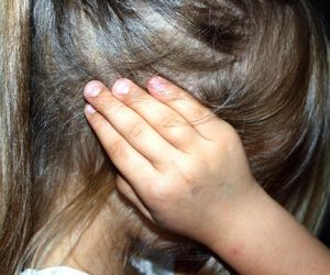 Mężczyzna chodzi z nożem po osiedlu i grozi wysadzeniem budynku. Mieszkańcy boją się o życie dzieci