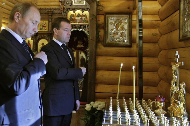 Miedwiediew i Putin modlili się za ofiary 