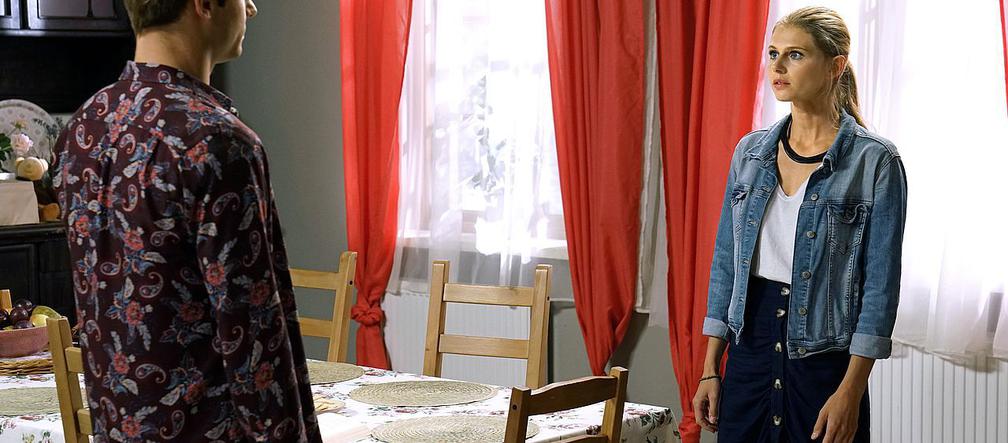 Barwy szczęścia, odcinek 1948. Iwona (Izabela Zwierzyńska), Paweł (Mateusz Rzeźniczak)