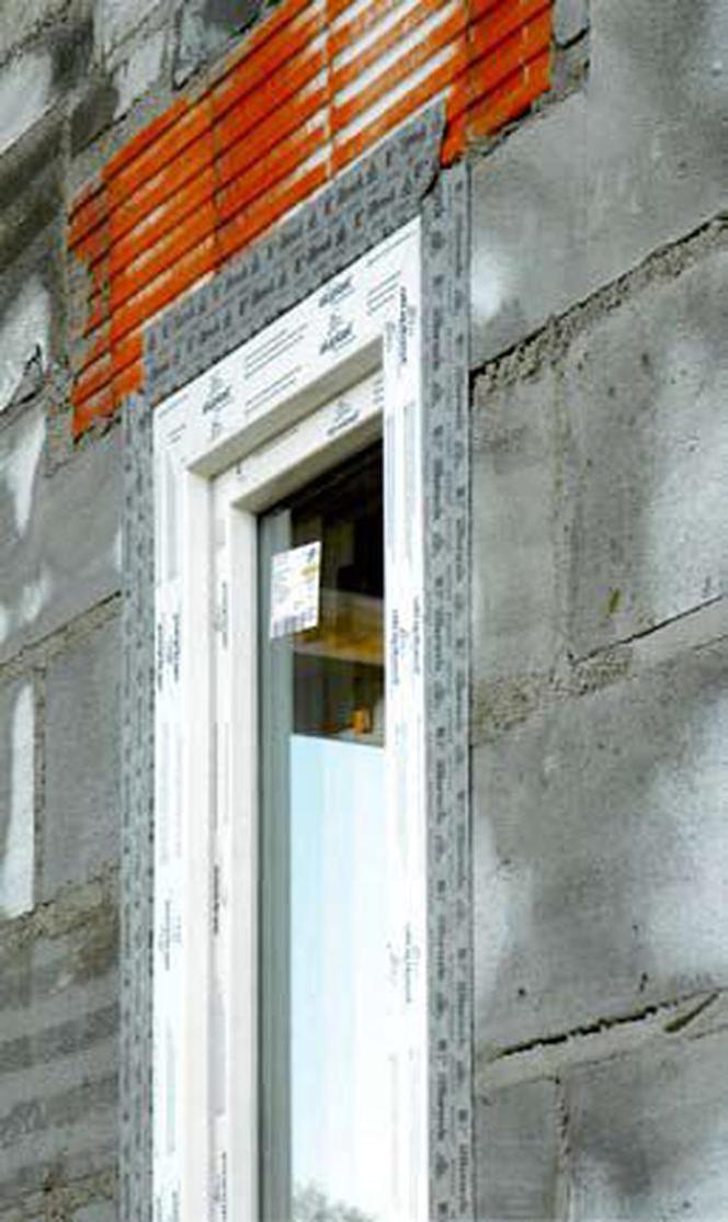 Sposób montażu okna w ścianie domu energooszczędnego