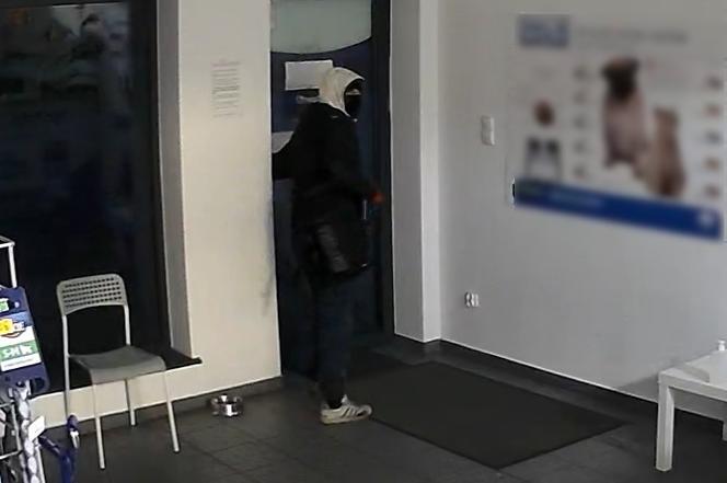 Włamanie do weterynarza koło Torunia. Rozpoznajesz sprawców? Szuka ich policja!