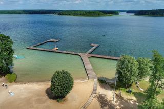 Kormoran nad jeziorem Niesłysz w Lubuskiem zaprasza turystów. Zobacz na te przepiękne zdjęcia 