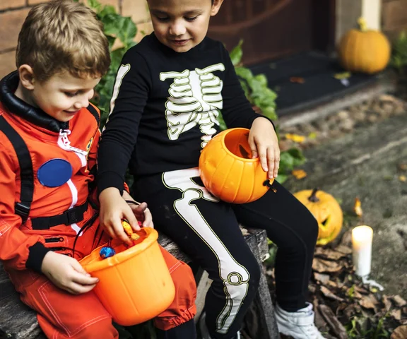 Grozi mandat. Gdy dziecko zbiera cukierki w Halloween, zadbaj o to