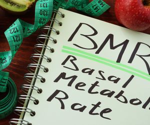 BMR: jak obliczyć zapotrzebowanie kaloryczne? Wzór na BMR i CPM