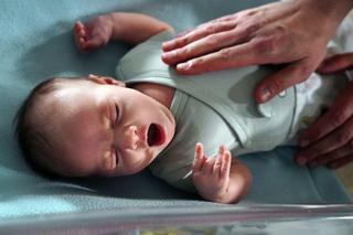 Barwy szczęścia, odc. 2948. Rozalka, córka Malwiny (Joanna Gleń) i Hermana (Maciej Raniszewski) 