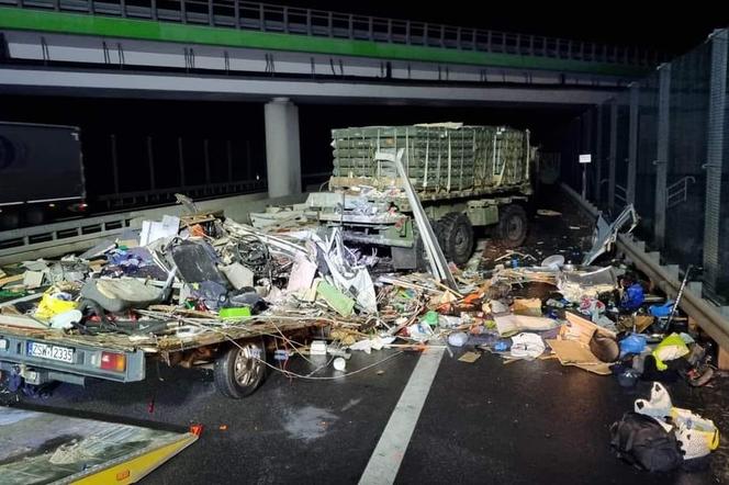 Tragiczny wypadek na S3 pod Międzyrzeczem. Kamper wjechał w ciężarówkę armii 