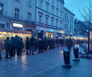 Otwarcie pizzerii Pizzatopia w Katowicach. Ogromna kolejka przed lokalem