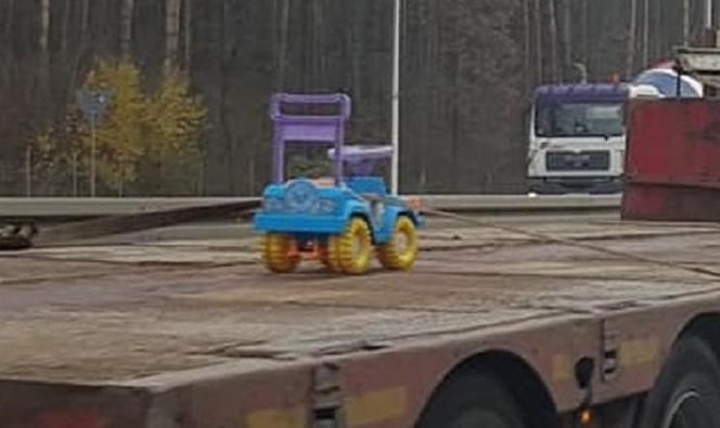 Białystok: Ciężki transport na obwodnicy. Zabawka na naczepie. "A gdzie pilot i eskorta policji?" [FOTO]