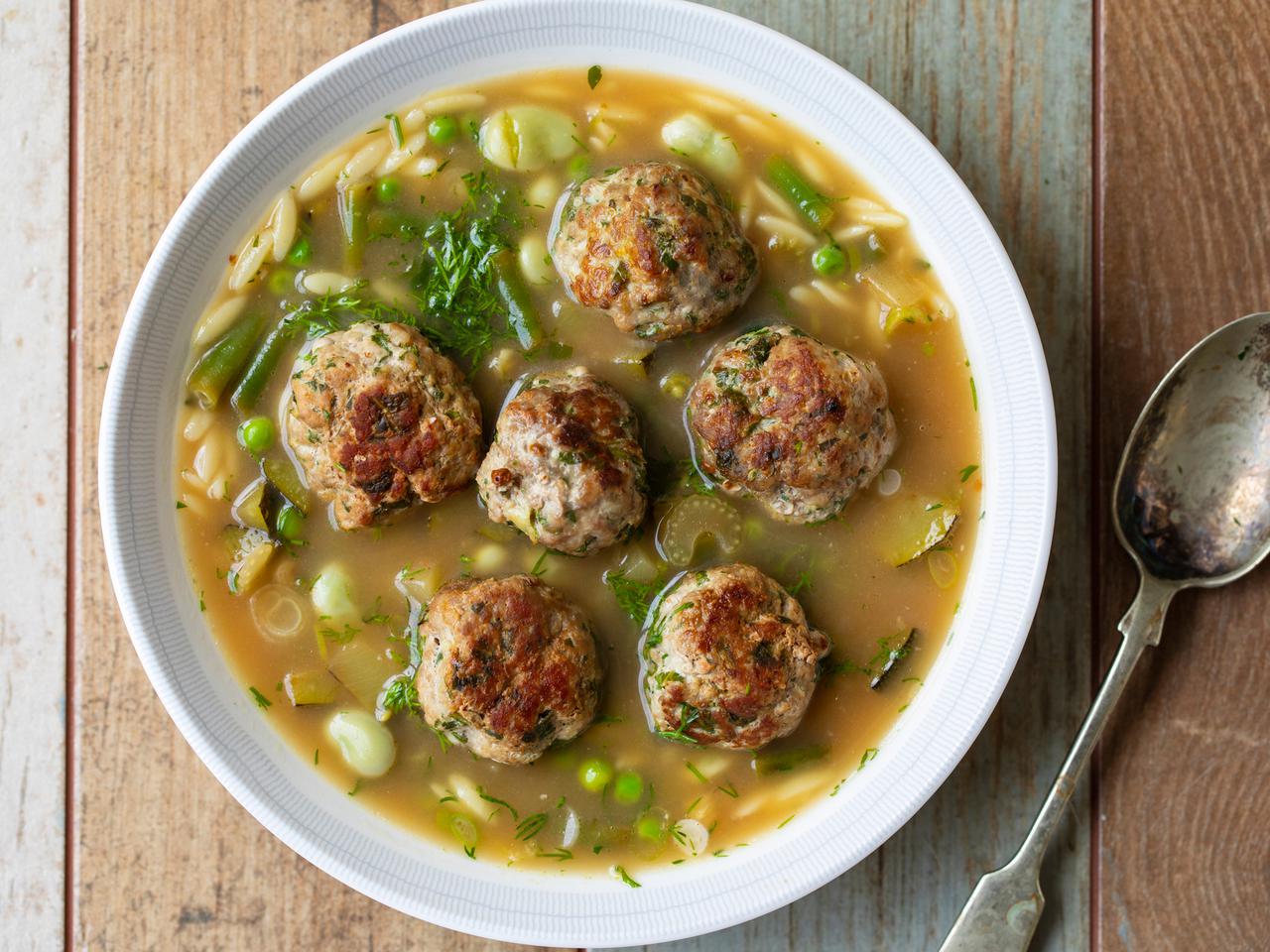 Klopsikowa z warzywami strączkowymi: treściwa zupa na pokrzepienie