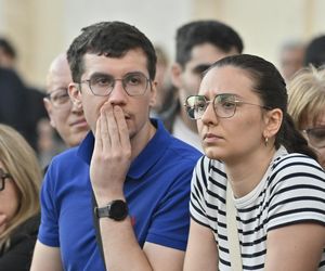 Plac Świętego Piotra wypełniony wiernymi. Modlitwa za papieża Franciszka wzrusza do łez