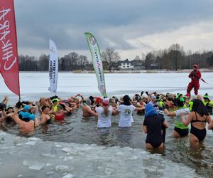 Zimowa kąpiel z Aktywnymi Ćmińsk! Ekstremalni śmiałkowie triumfują w finale maratonu morsowania 