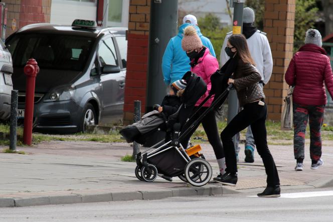 Marta Kaczyńska modna w dobie koronawirusa. Tak spaceruje z dziećmi [ZDJĘCIA]