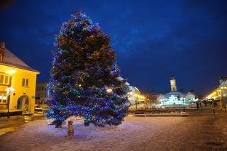 Piękna choinka na Rynku Kościuszki już w pełnej krasie. Tak prezentuje się po odpaleniu lampek
