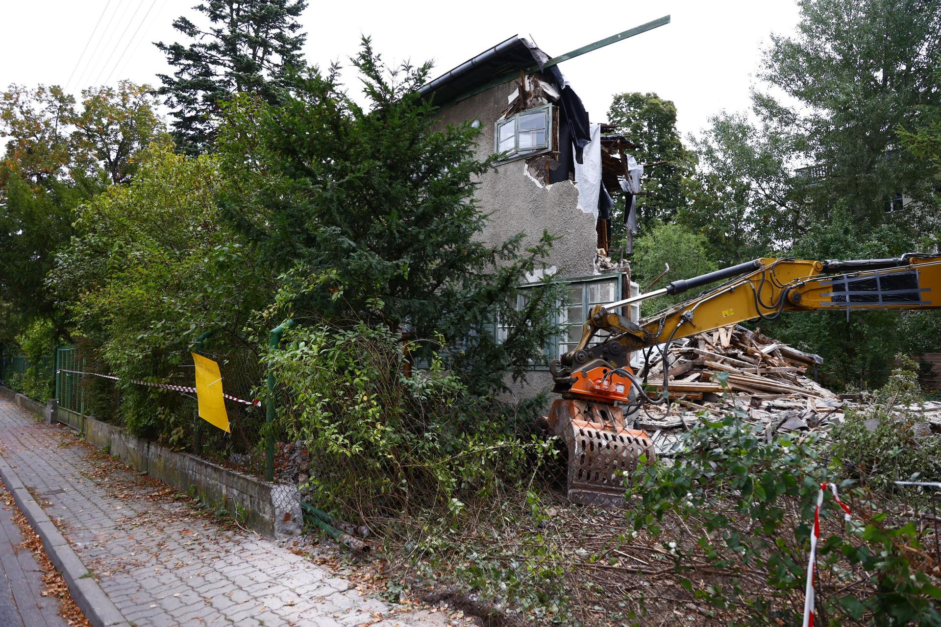 Rozbiórka domu przy Grębałowskiej w Warszawie