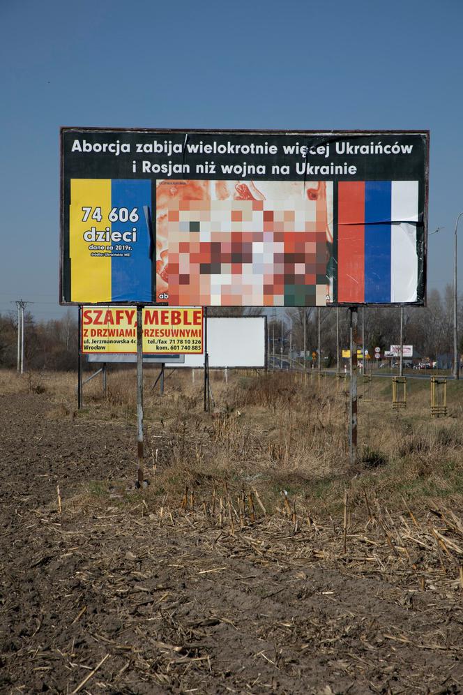 Wojna nie taka najgorsza? Szokujący billboard proliferskiej fundacji   