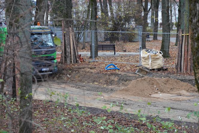 Główne wejście do Parku Planty zagrodzone