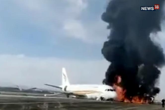Szok! Samolot spłonął na lotnisku, 122 pasażerów przezylo