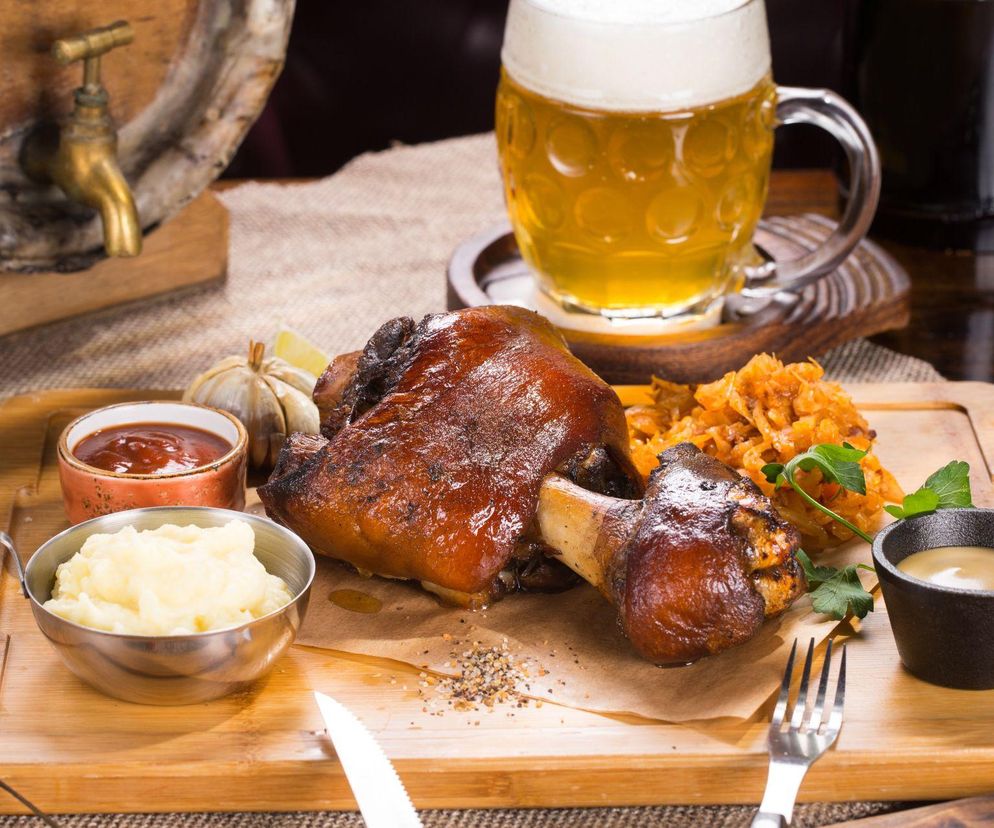 Jak zrobić golonkę w piwie po bawarsku? Przepis na mięso jak z Oktoberfest!