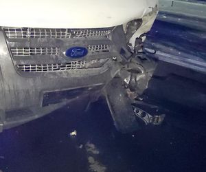 Tragiczny wypadek w Zakroczymiu: Czołowe zderzenie busa z fiatem! Kierowca zakleszczony