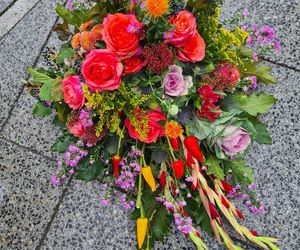 Chryzantemy wciąż drogie? Ekspert od kwiatów wyjaśnia, dlaczego ceny rosną i jak udekorować grób bez przepłacania