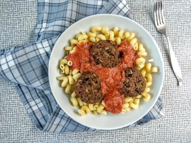 Klopsy fasolowe z sosem pomidorowym: pyszne i obfite danie bezmięsne