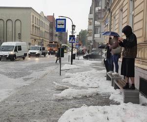 Nawałnica nad Gnieznem. Miasto zalały strumienie wody po ulewie i gradobiciu [ZDJĘCIA].