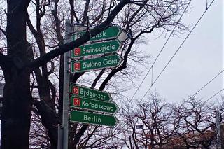 Drogowskaz w centrum Szczecina wskazuje błędne kierunki