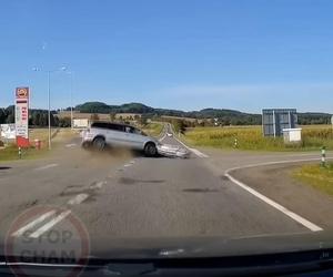 Szalona jazda kierowcy audi i groźny wypadek. Bo wszyscy się wlekli