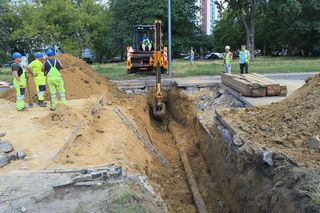 Pękła rura, w ziemi dziura! Awaria wodociągowa zarwała jezdnię al. Wilanowskiej