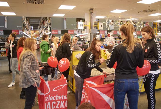 Piłkarki MKS Lublin pomagają Szlachetnej Paczce