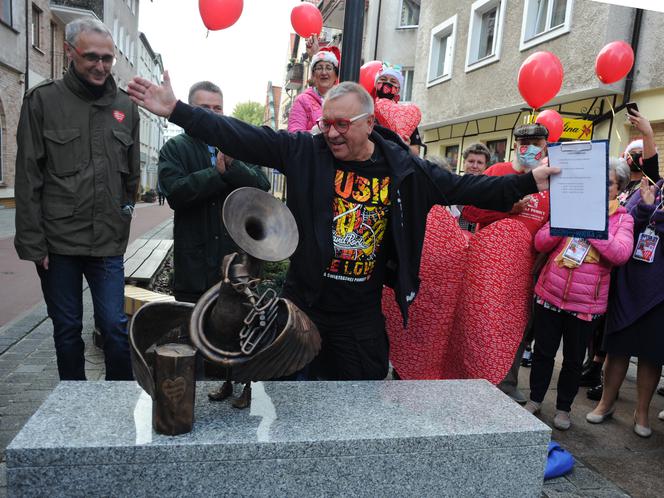 Jerzy Owsiak odłonił w Kołobrzegu figurkę poświęconą WOŚP