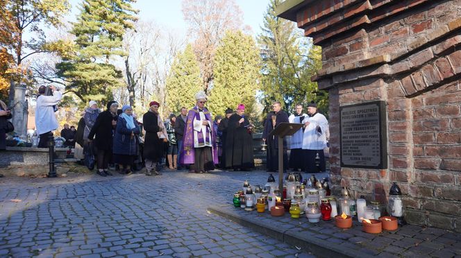 1 listopada na cmentarzu przy ul. Lipowej w Lublinie. Mieszkańcy odwiedzają groby swoich bliskich