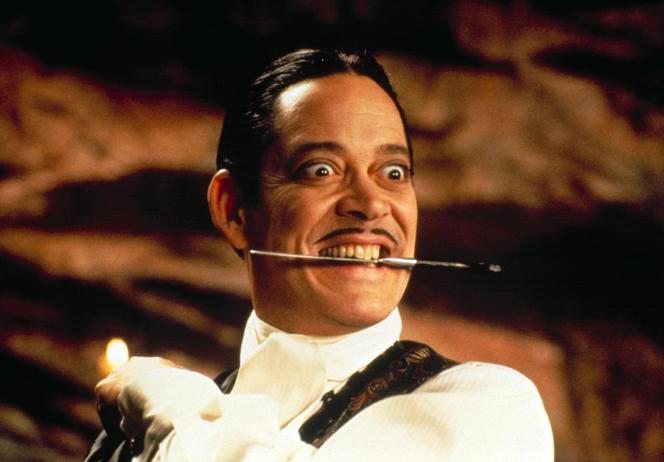 Raul Julia jako Gomez Addams