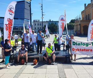 Protest pracowników PKP Cargo we Wrocławiu. Pracę ma stracić prawie 400 osób 