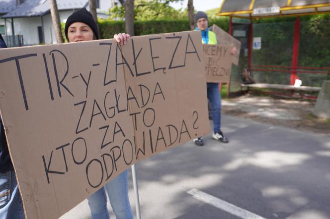 Protest mieszkańców Załęża. Nie chcą tirów na drodze do magazynu Stokrotki