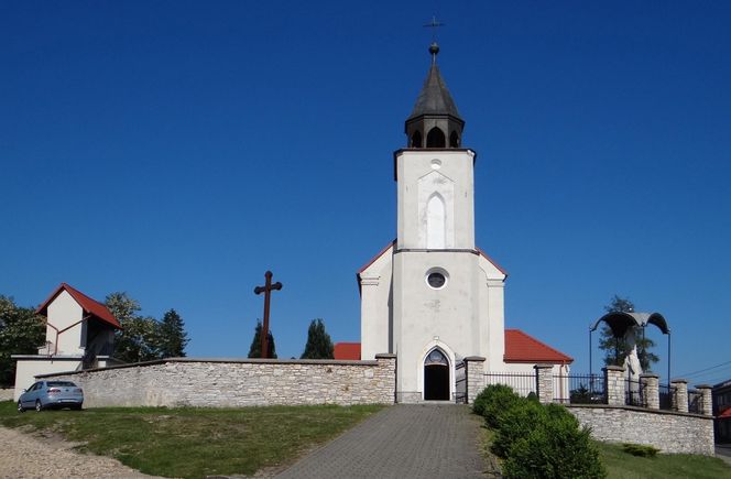 Ta wieś w Małopolsce przez ponad 100 lat była miastem. Średniowieczny zamek przekształcono tam w kościół