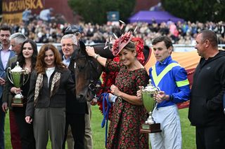 Zwycięzca gonitwy Westminster o Puchar Prezydenta m. st. Warszawy, angielski dżokej Kieran Shoemark (2 z prawej) na koniu Bremen podczas jubileuszowej 80. edycji Wielkiej Warszawskiej na Torze Wyścigów Konnych Służewiec