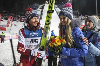 Tak mieszka Kamil Stoch z ukochaną Ewą. Ich dom to prawdziwy, góralski pałac z drewna z widokiem na Tatry [GALERIA]