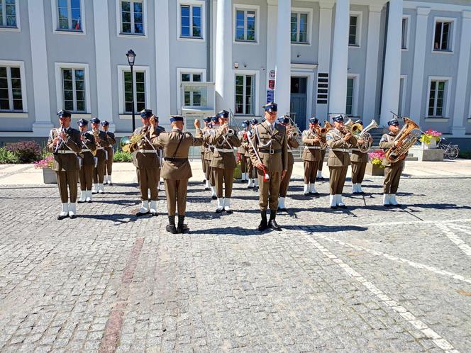 Na Skwerze Niepodległości w Siedlcach można było wysłuchać okolicznościowych przemówień i Apelu Pamięci Oręża Polskiego