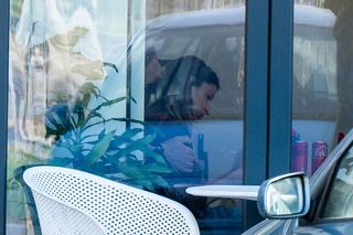 Damięcki i Schejbal wiją wspólne gniazdko? Noszą ciężkie kartony