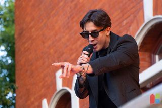 Koncert Dawida Kwiatkowskiego przed ratuszem miejskim w Kętrzynie