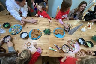 Kolorowe pierniczki, które pomagają dzieciom. To 12. edycja akcji Uskrzydlamy