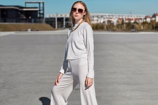 Białe sneakersy to must have w letniej garderobie. Z czym je łączyć, żeby wyglądać jak prawdziwa it-girl?