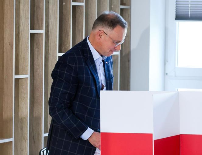 Prezydent RP Andrzej Duda głosował w lokalu wyborczym w Szkole Podstawowej nr 1 przy ulicy Partyzanckiej 15 w Ostrowie Wielkopolskim