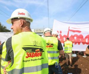 Protest na torach w Katowicach. Protestują związkowcy przeciwko zwolnieniom w PKP Cargo